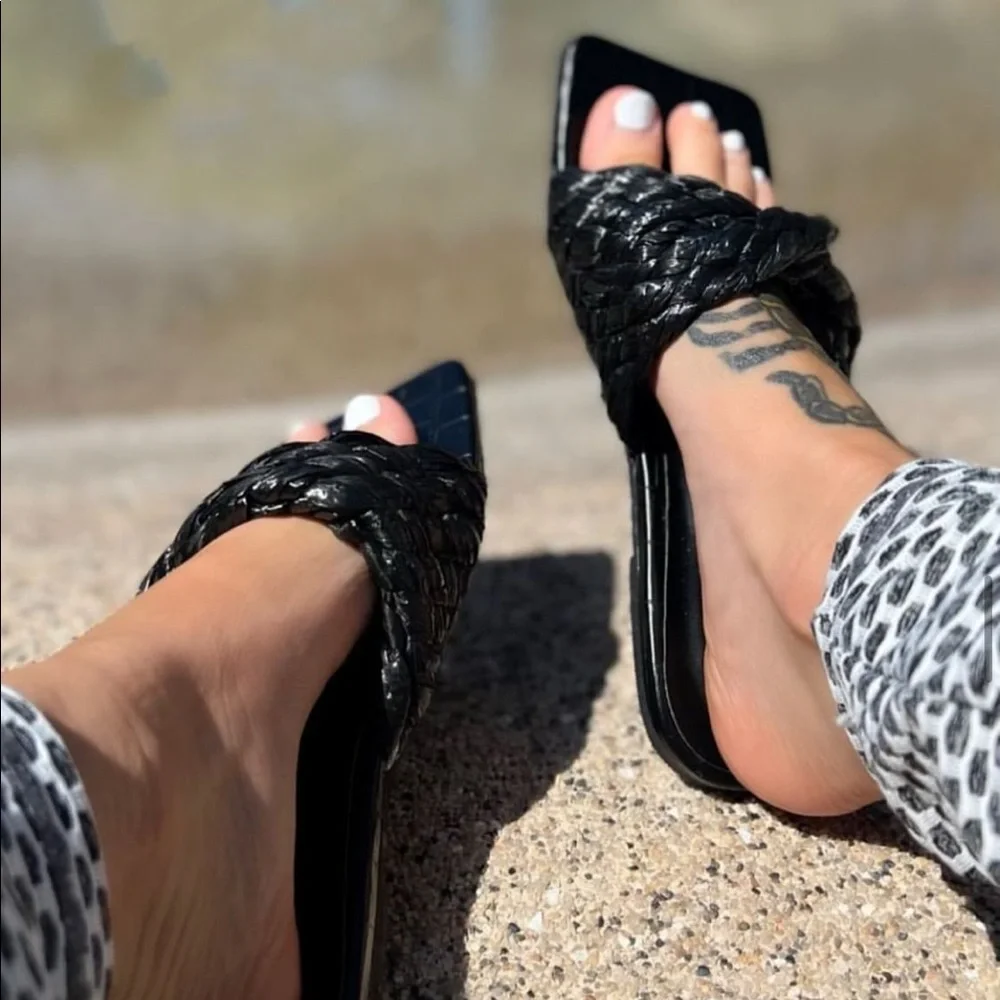 Black woven square toed sandal - Picture 2 of 2